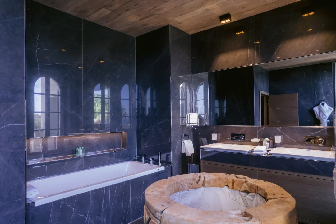 1673022276-Louise bathroom1.webp